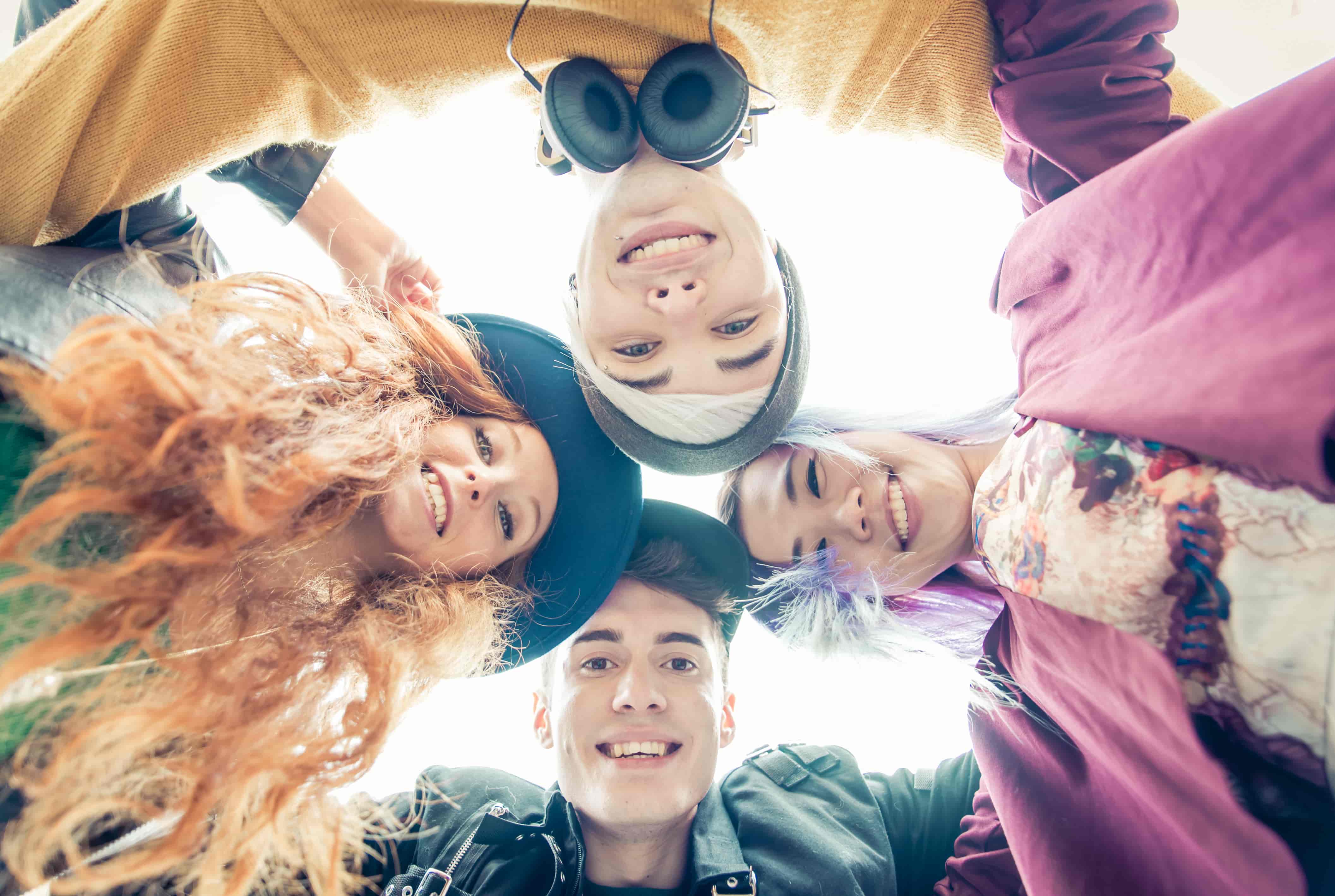 Nois i noies adolescents en cercle mirant a càmera