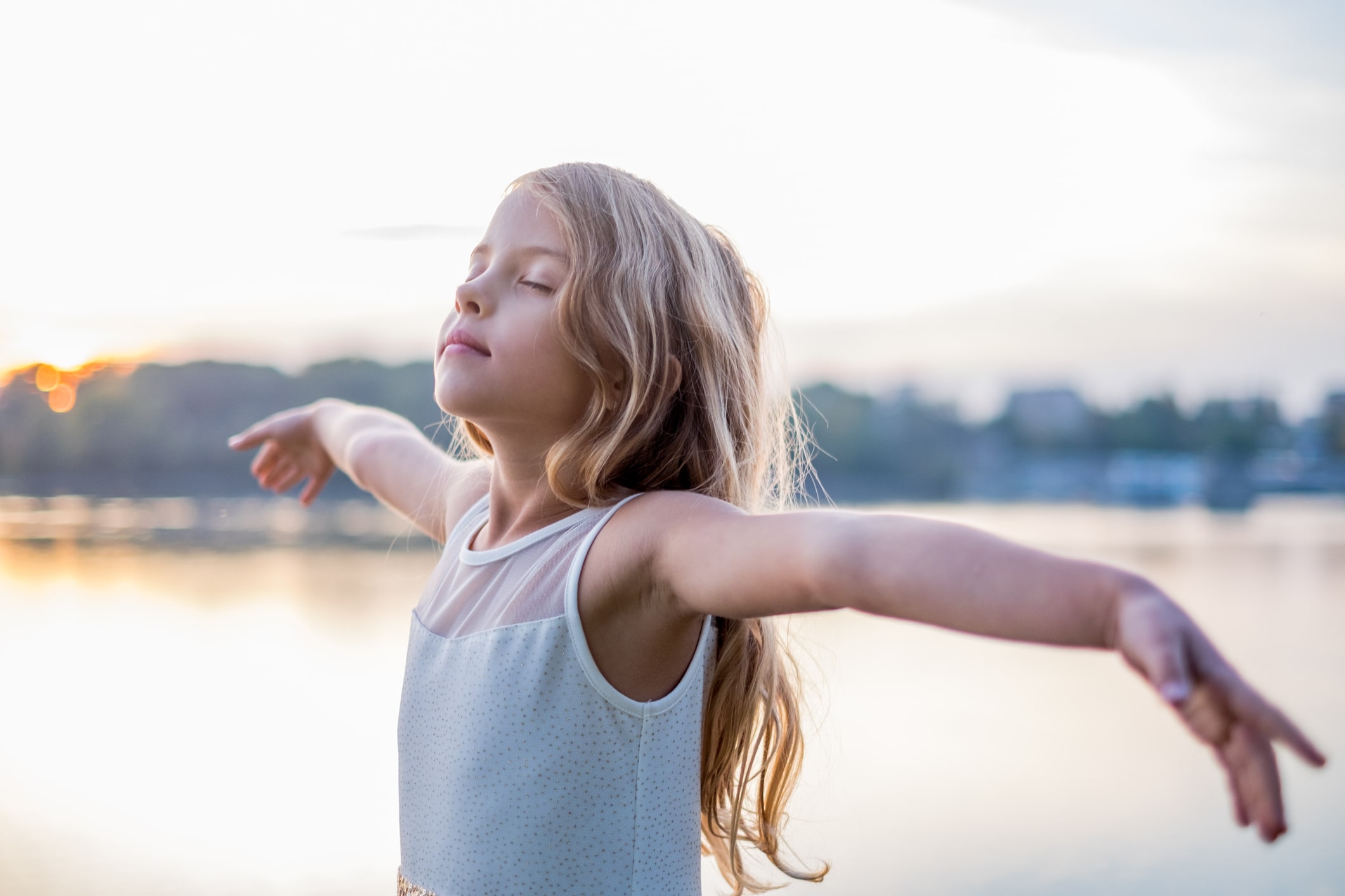Niña relajada meditando