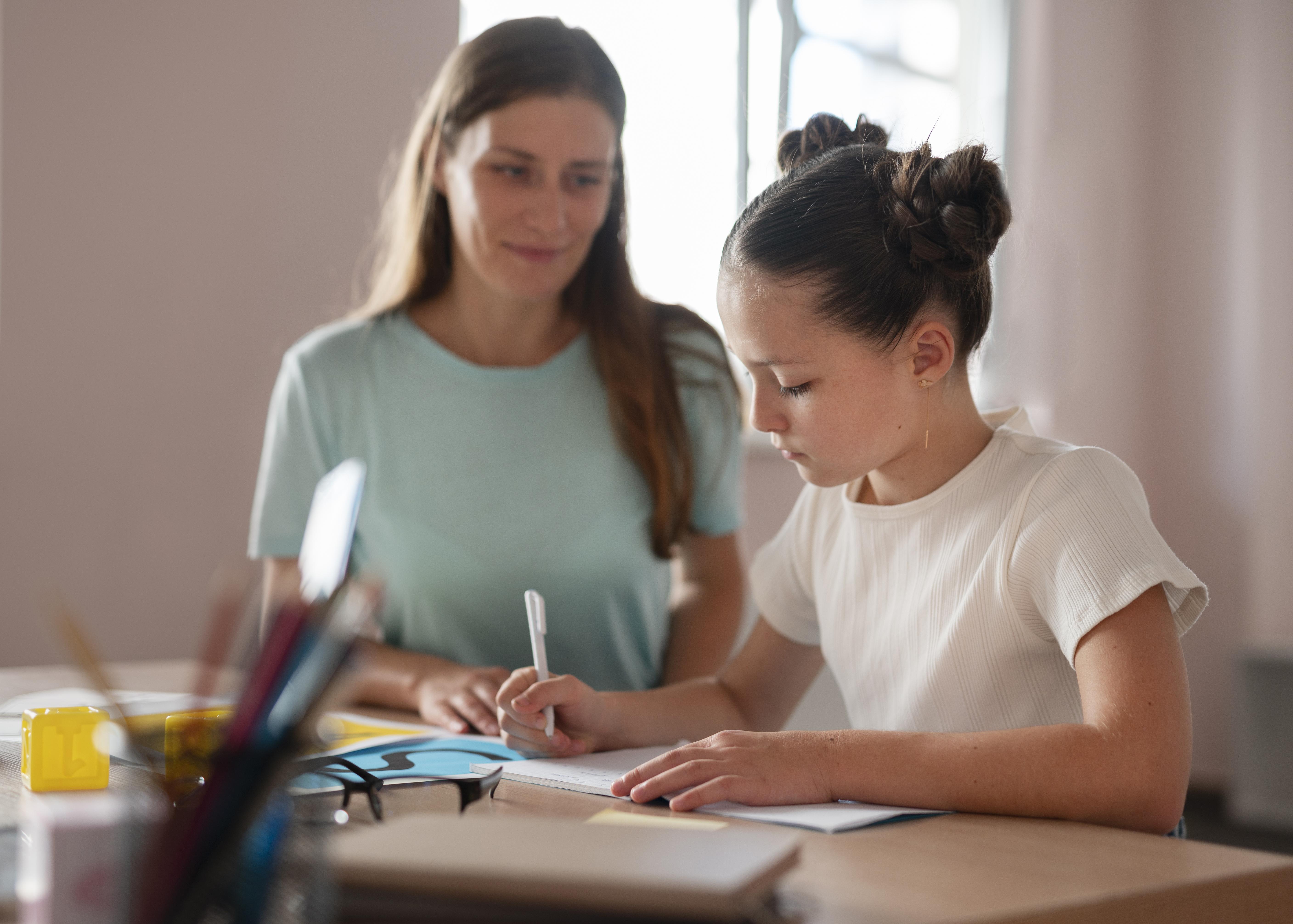 profesora parla amb alumna preocupada