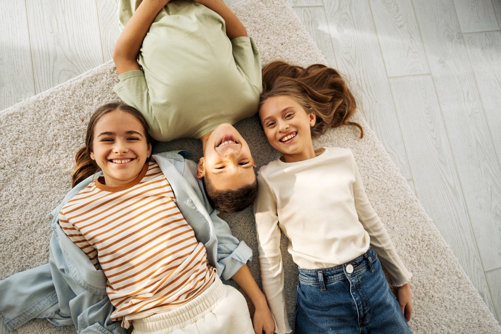 Grupo de amigos y amigas tumbados