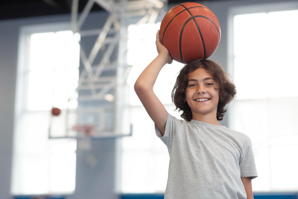 Niño entrenando baloncesto
