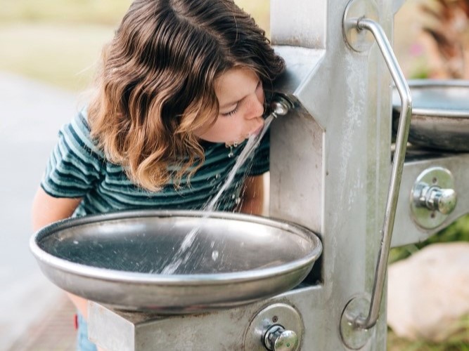 Niño en fuente pública