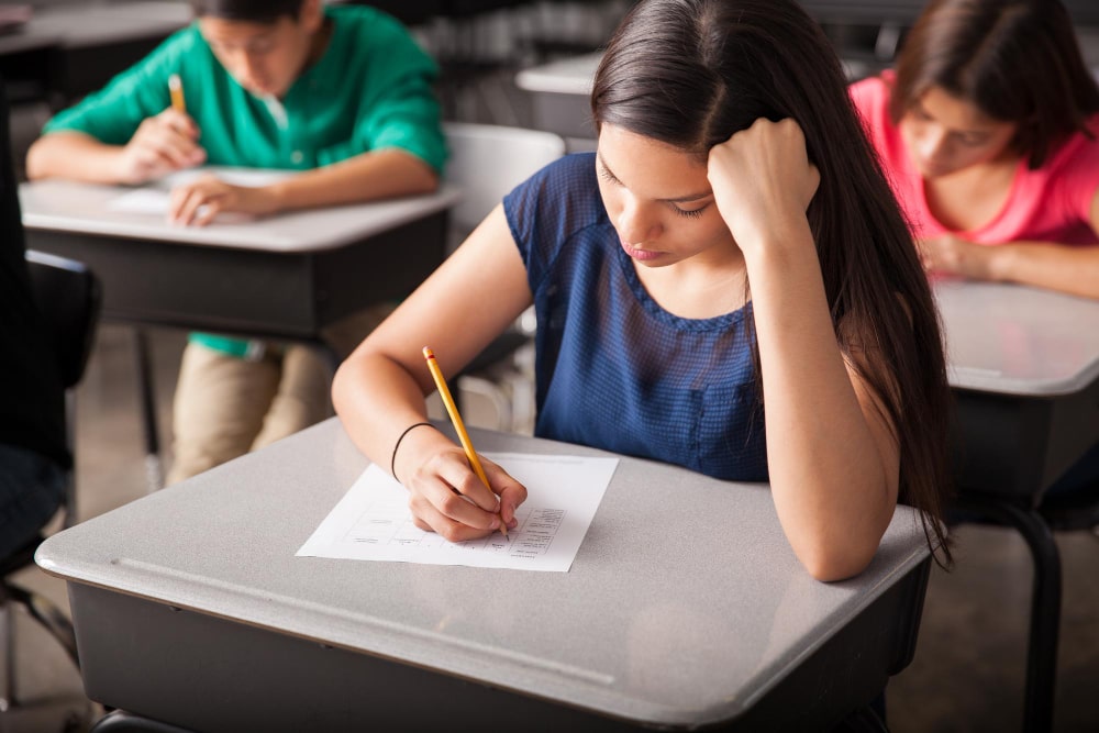 Estudiants fent un examen. Freepik