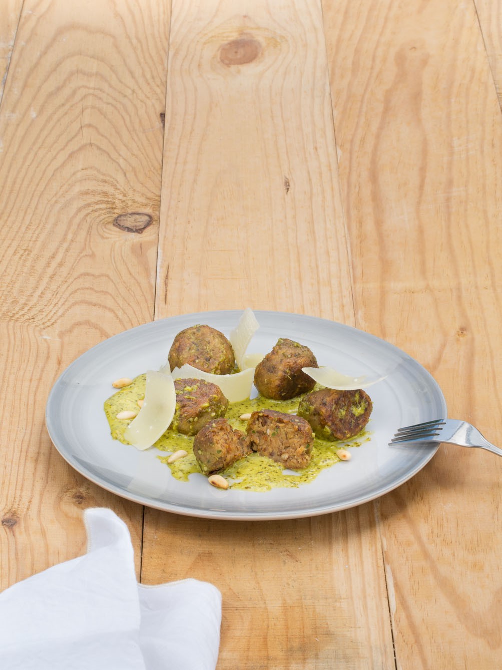 Albóndigas vegetales con salsa de tomate, yogur y comino