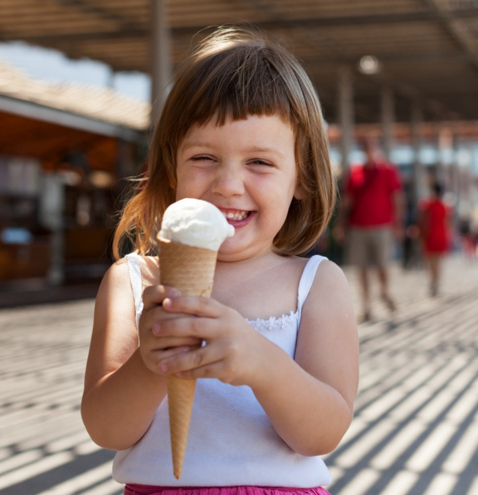 Niña pequeña con un helado