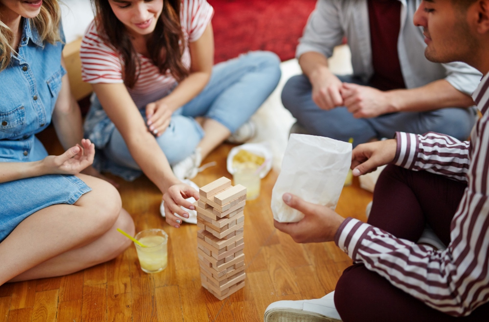Adolescentes jugando a jenga. Freepik