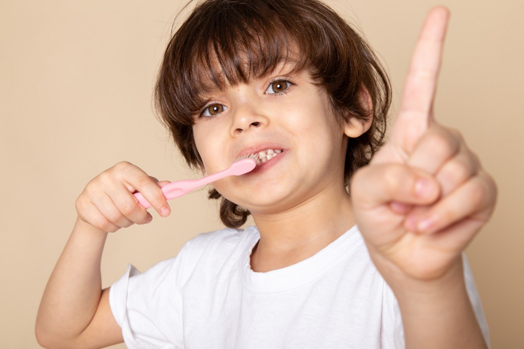 Niño cepillándose los dientes - Imagen de mdjaff de freepik