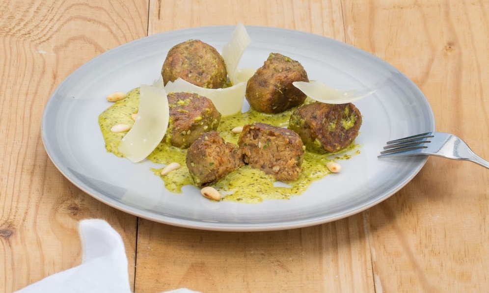 Mandonguilles vegetals amb salsa de tomàquet, iogurt i comí