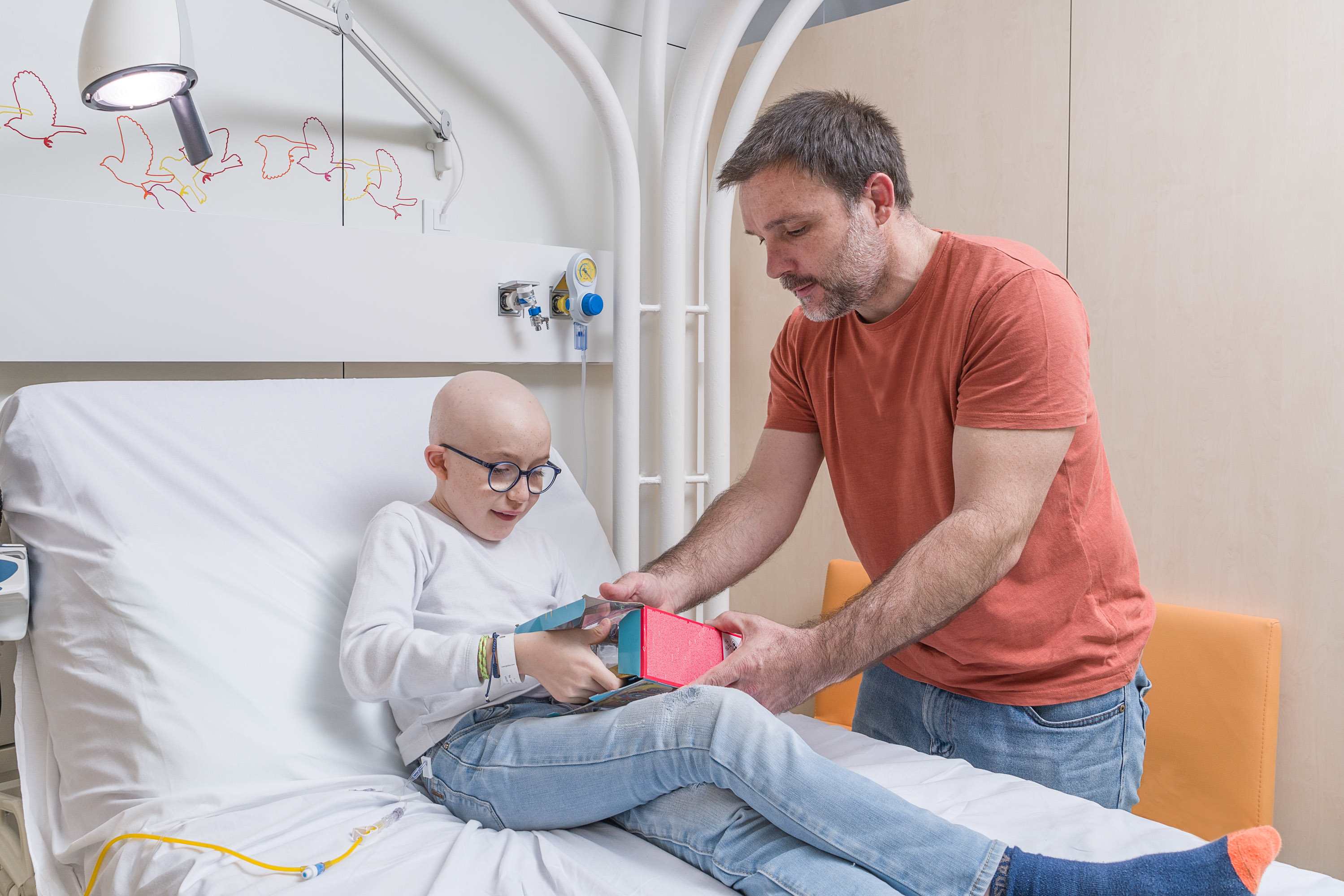 Paciente del centro de cáncer acompañada de su padre